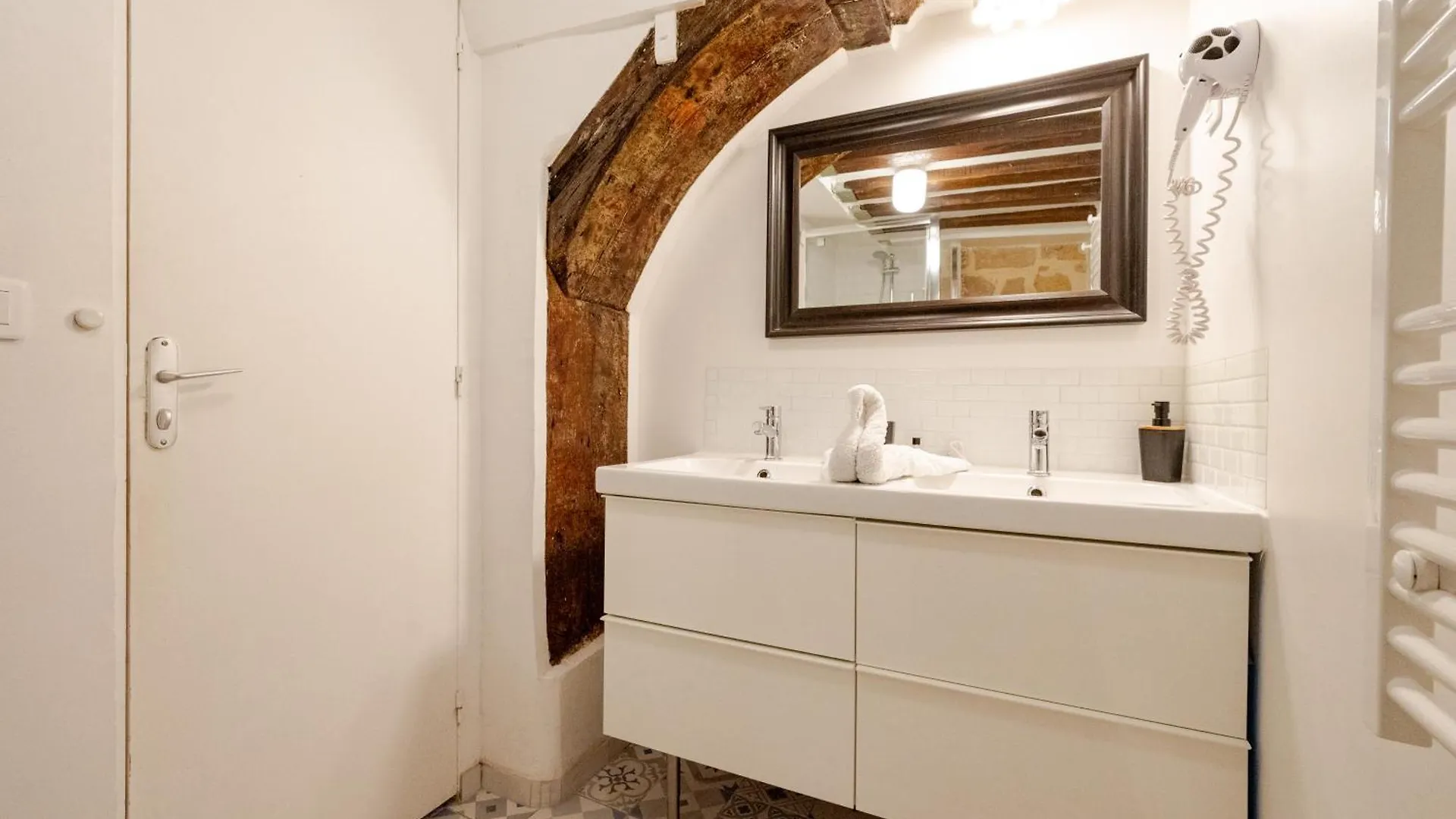 Superb Tiny House In Heart Of 1st! Apartment