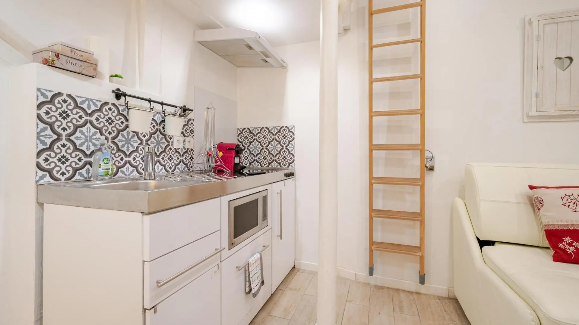 Superb Tiny House In Heart Of 1st!