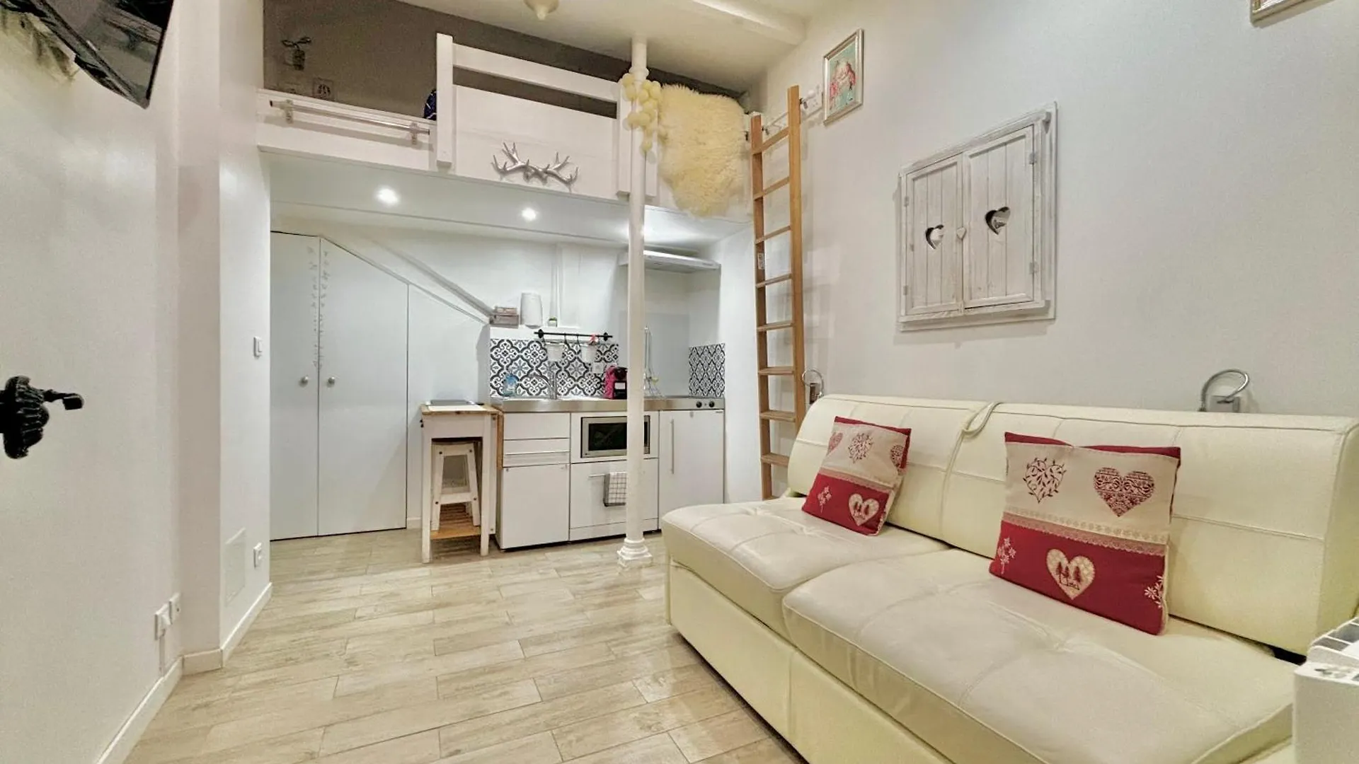 Superb Tiny House In Heart Of 1st! Paris