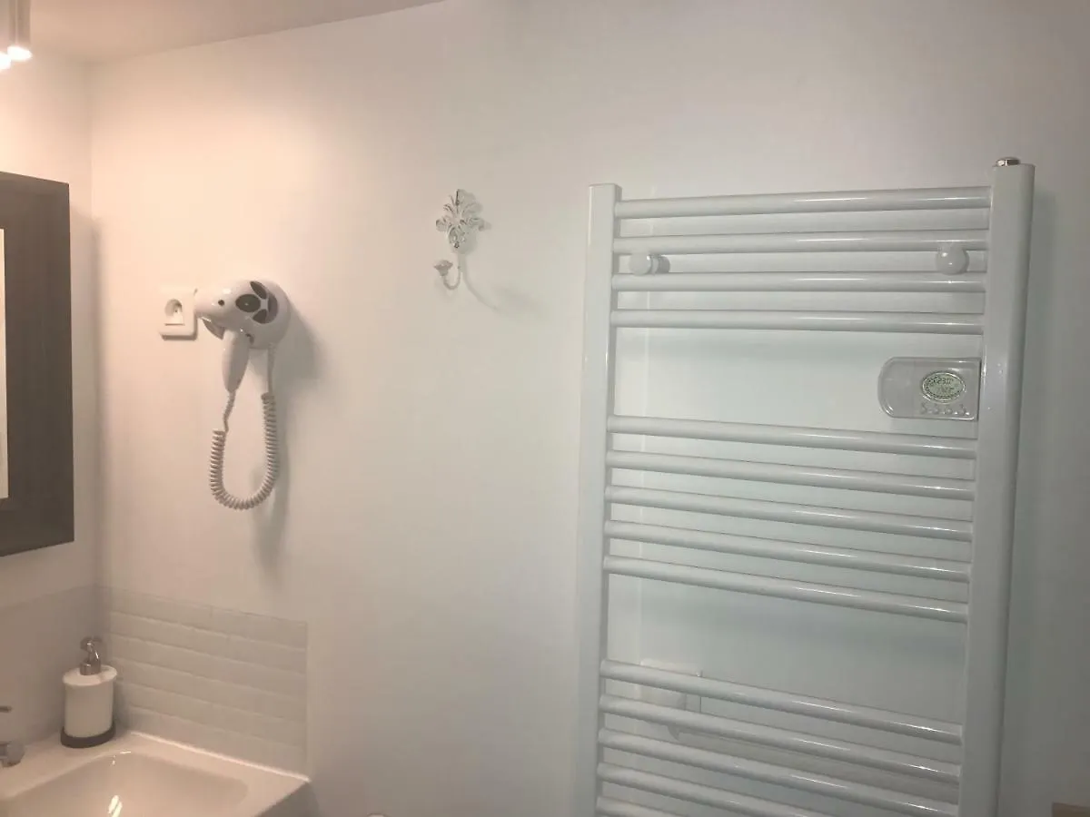 Superb Tiny House In Heart Of 1st! Apartment *