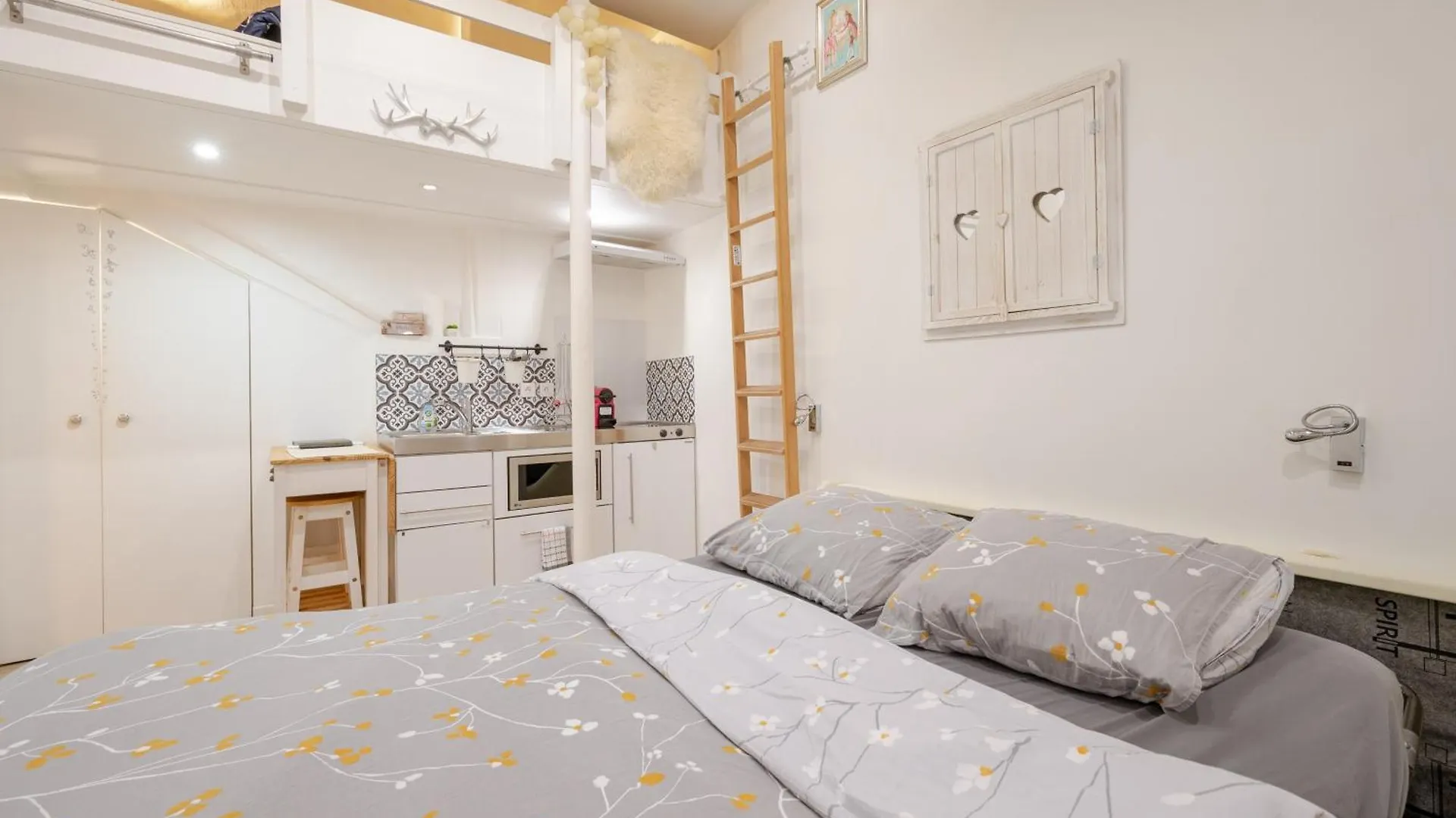 Superb Tiny House In Heart Of 1st! דירה *