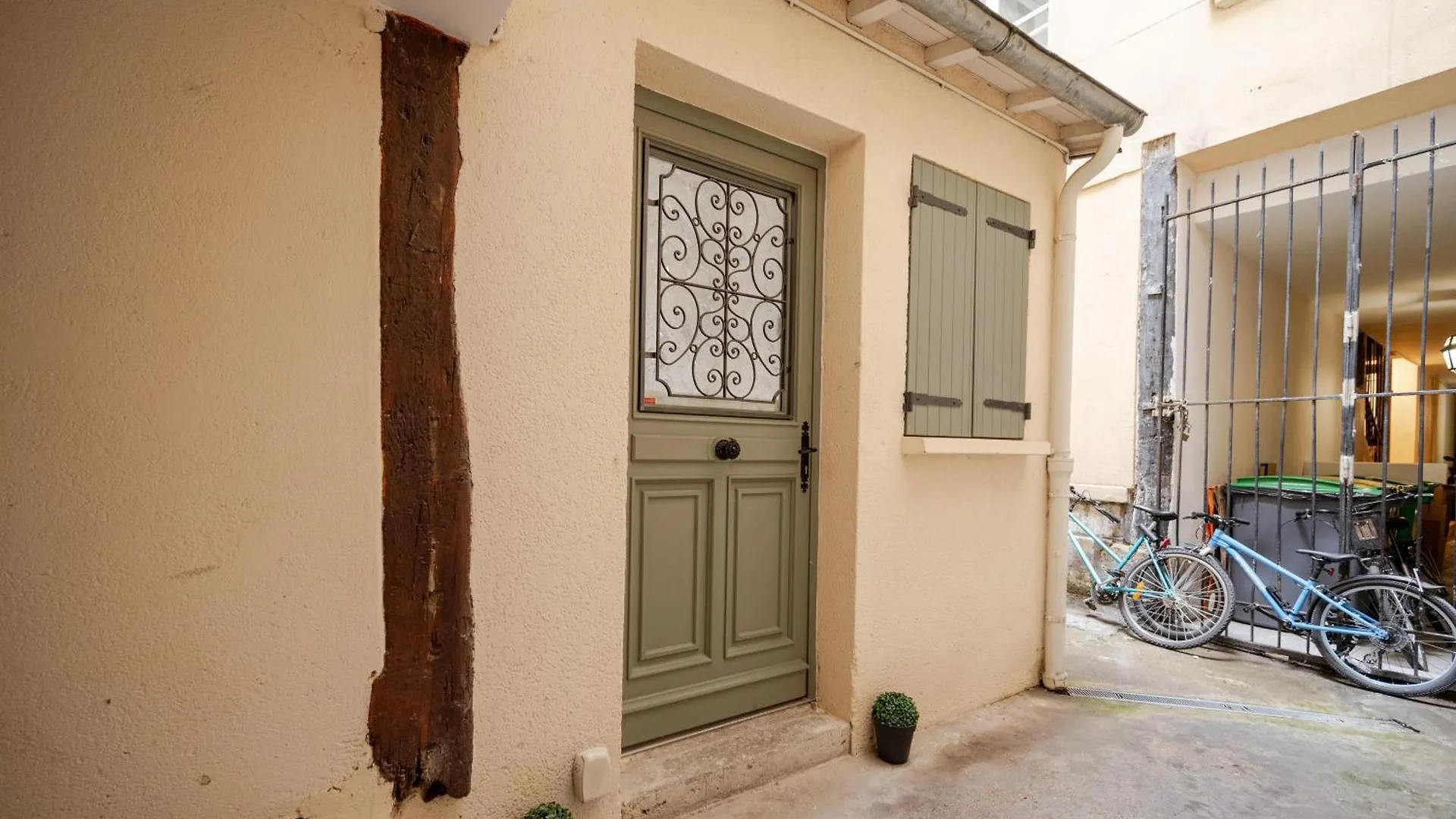 Apartment Superb Tiny House In Heart Of 1st! *