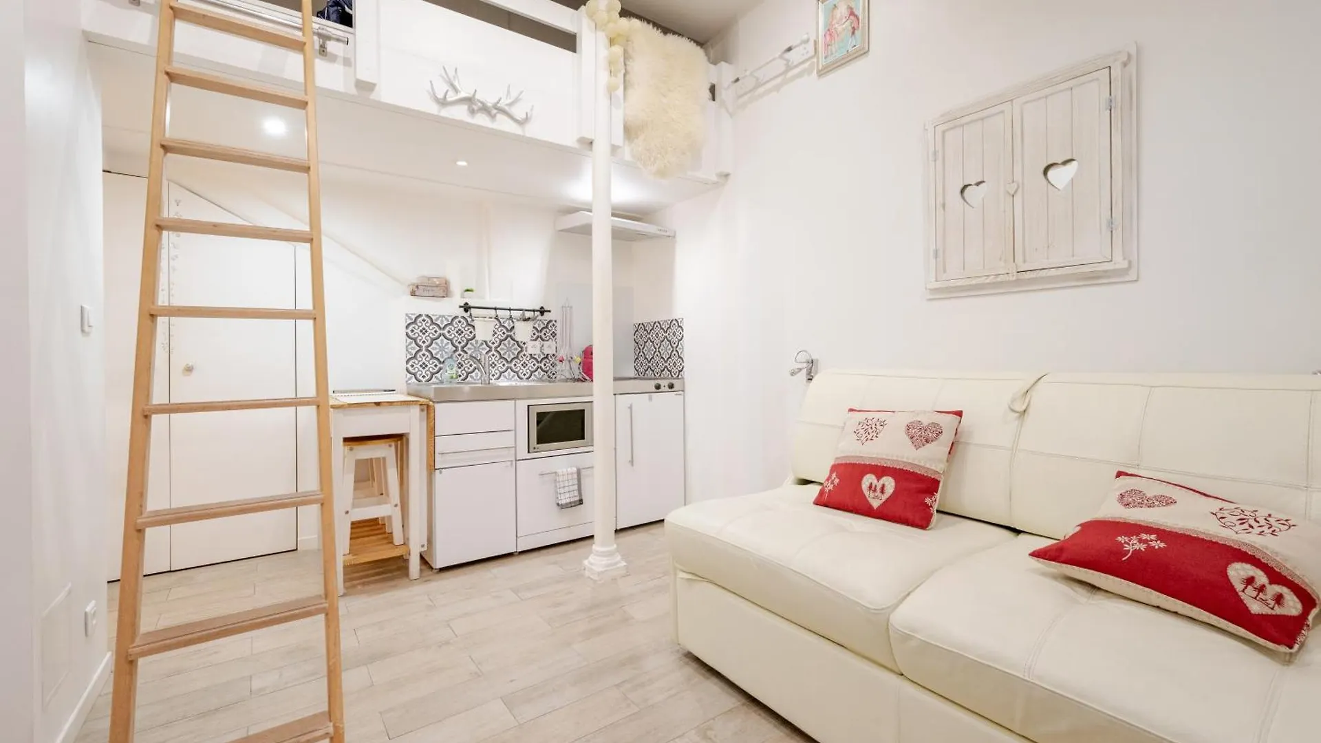 Superb Tiny House In Heart Of 1st! דירה