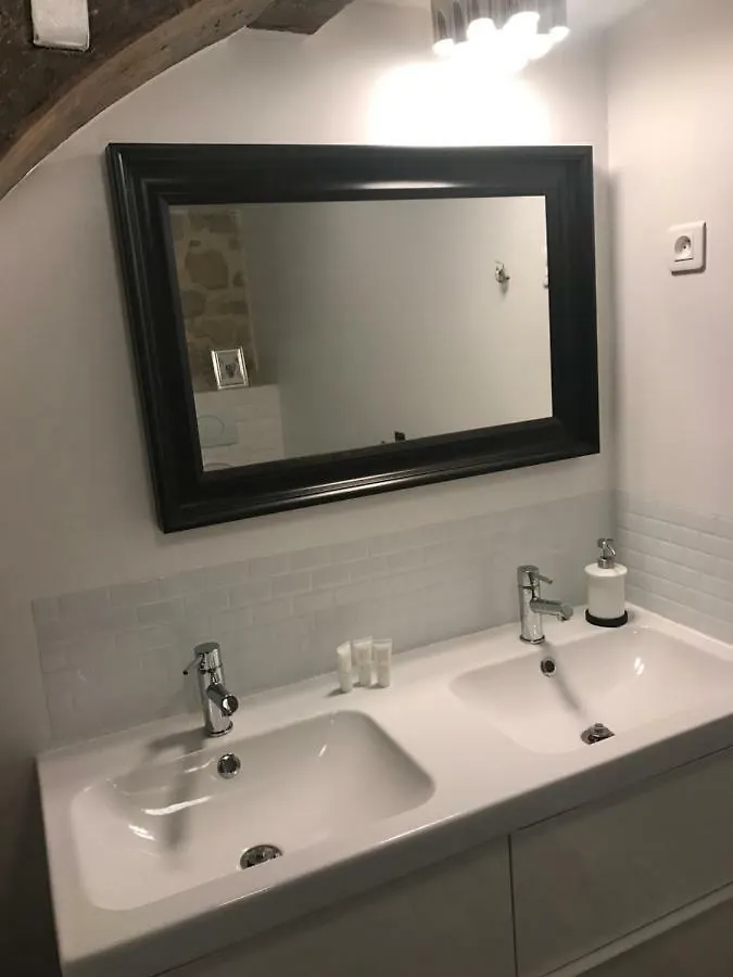 Superb Tiny House In Heart Of 1st! * פריז