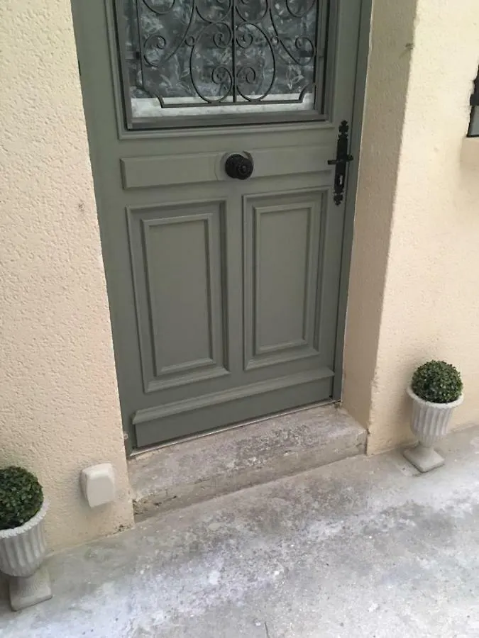Superb Tiny House In Heart Of 1st! דירה